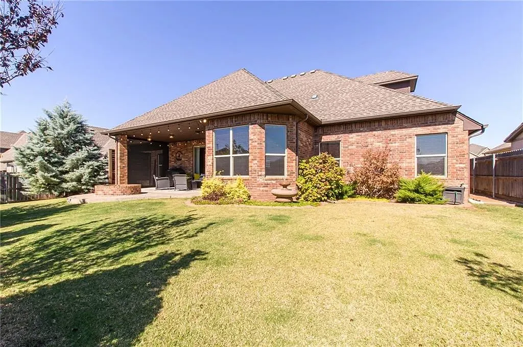 4 bed, 3.5 bath, 2947 sqft, $2,900 — Photo 2