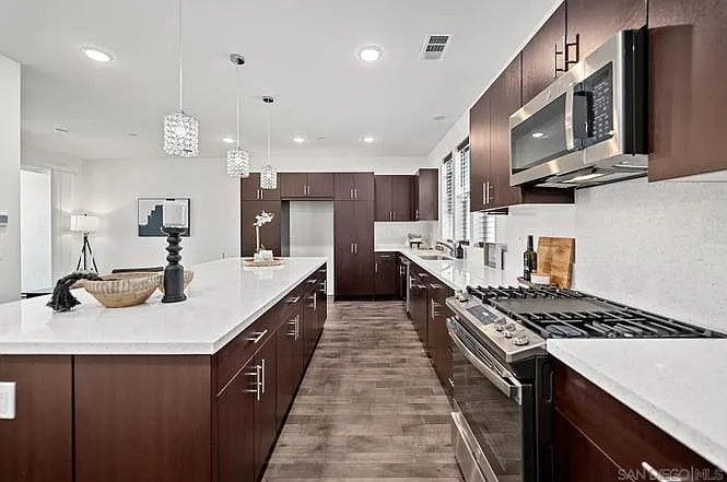 2 bed, 2.5 bath, 1351 sqft, $3,300 — Photo 3