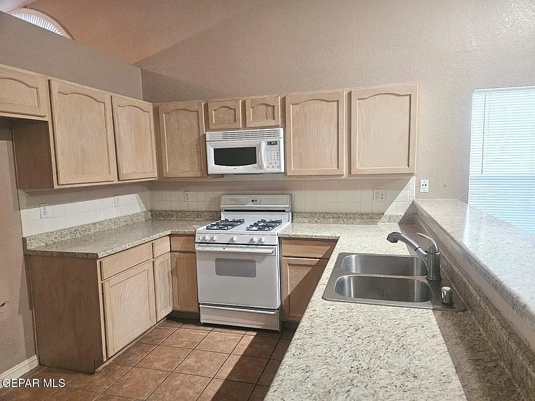 1329 Desierto Rosa Pl — Photo 6