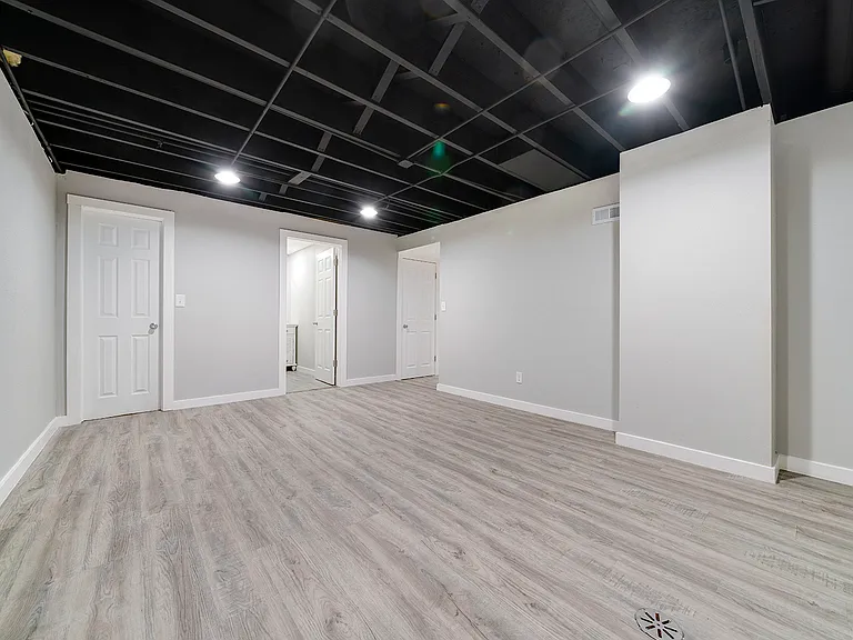 112 Liverpool Dr SE — Photo 26