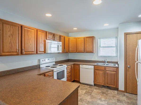 823 Hawkeye Dr, Dubuque, IA 52001