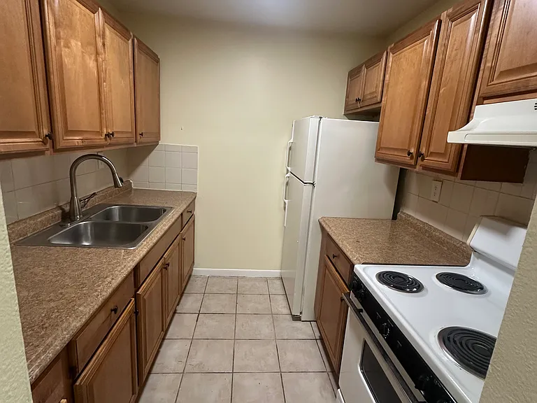4615 SW 32nd Ave #3 — Photo 3
