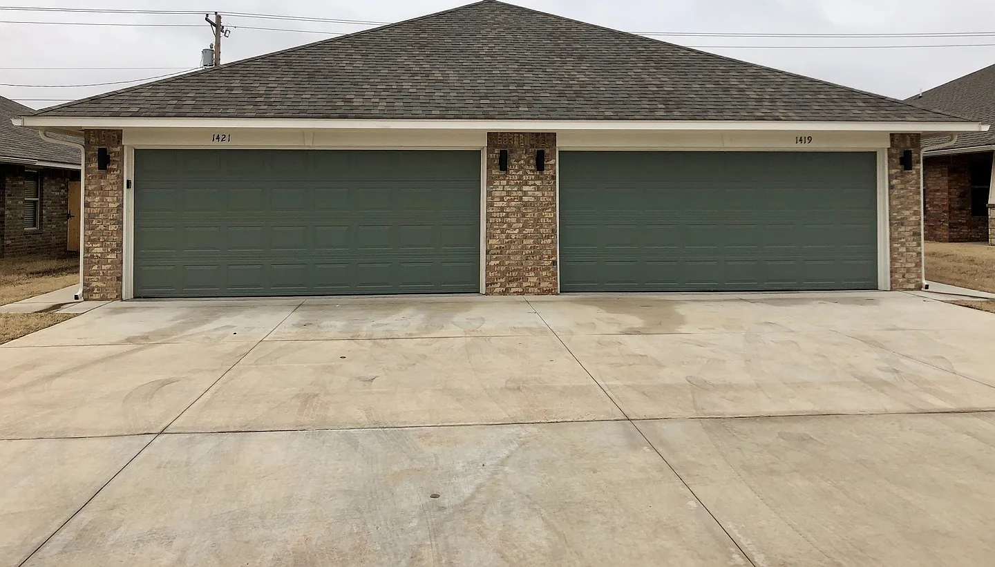 3 Bedroom 2 Bath 2 Car Garage Duplex In Moore * Moore Schools — Photo 1
