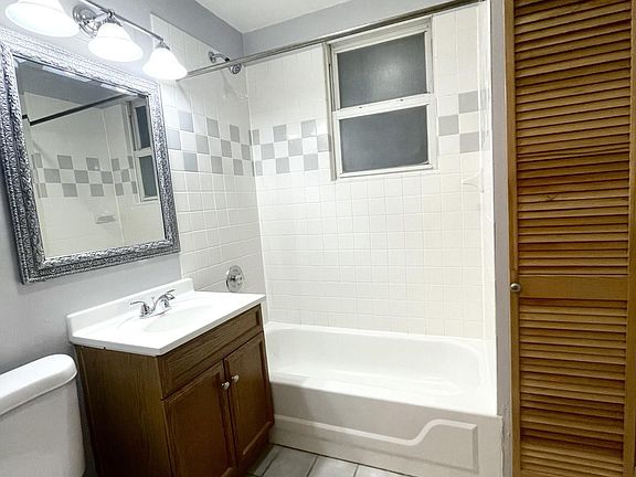 5th image of 3249 N Oakley Ave #1