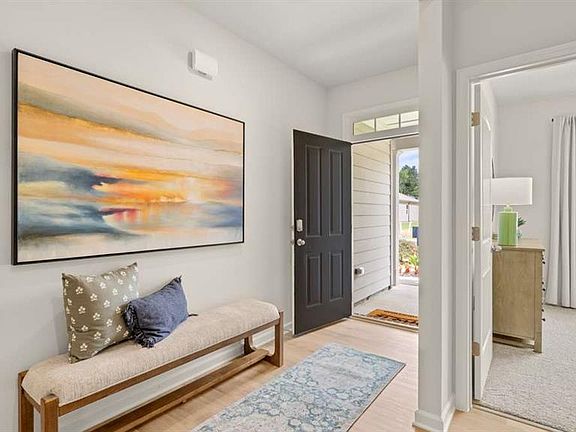 4th image of 35 Coggins Pl