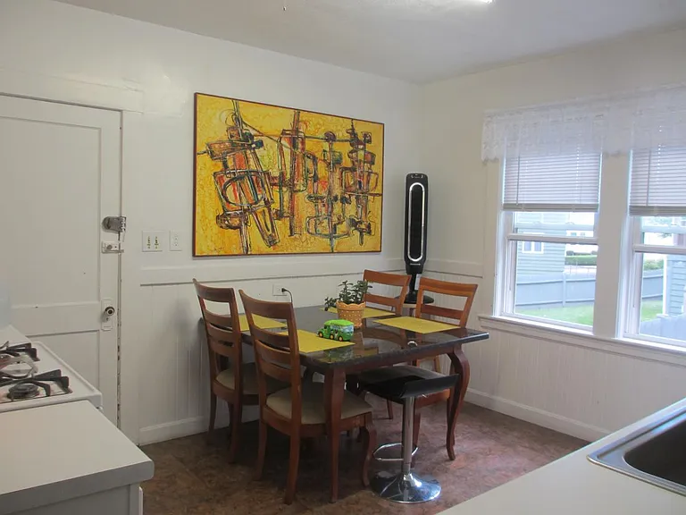 21 Alma Ave — Photo 5