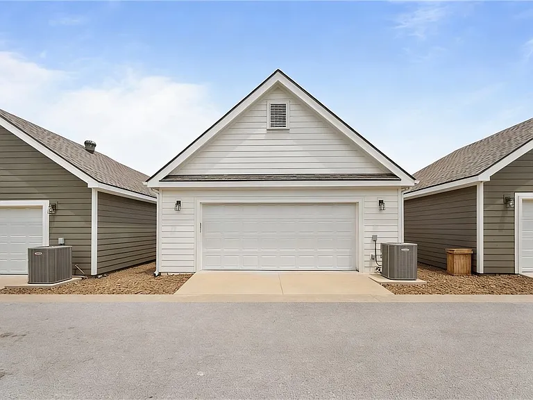 830 NE Heights Ln — Photo 33