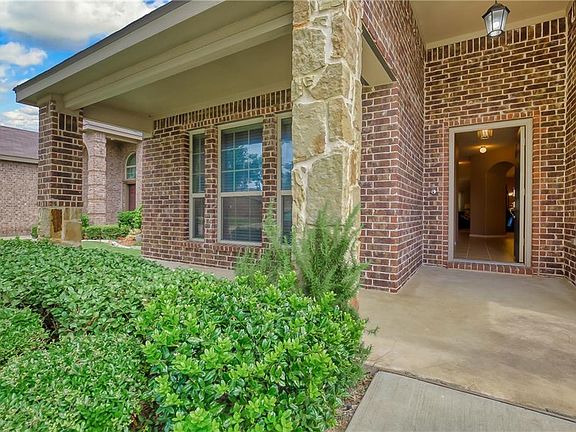 4th image of 1113 Lake Hollow Dr