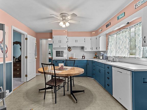 5th image of 702 Williams St