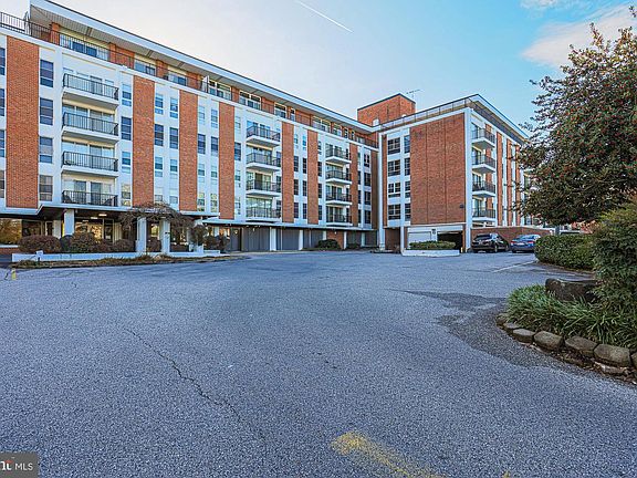 3rd image of 3601 Clarks Ln Unit 428