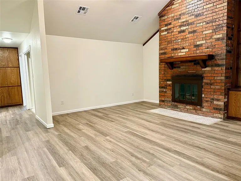 1800 Hillcrest Dr — Photo 3