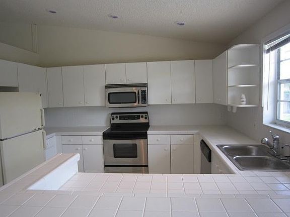 5th image of 3636 Aladdin Ave