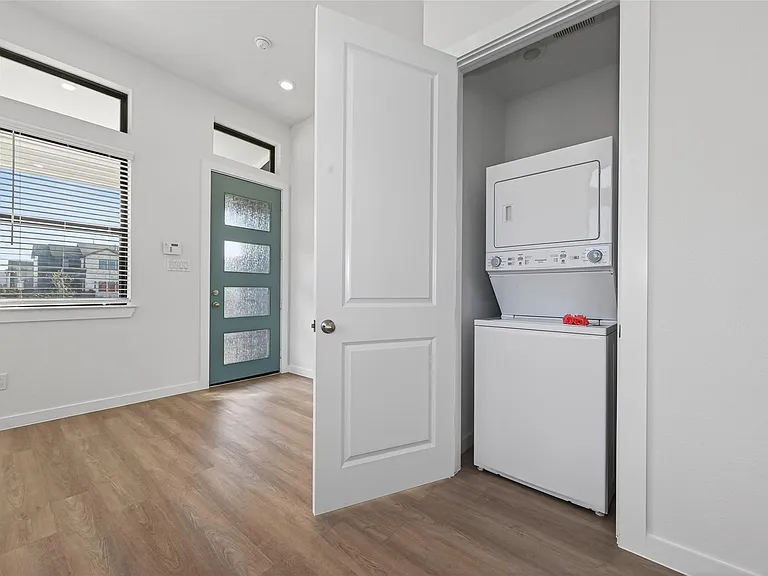 1213 Mercantile St — Photo 8