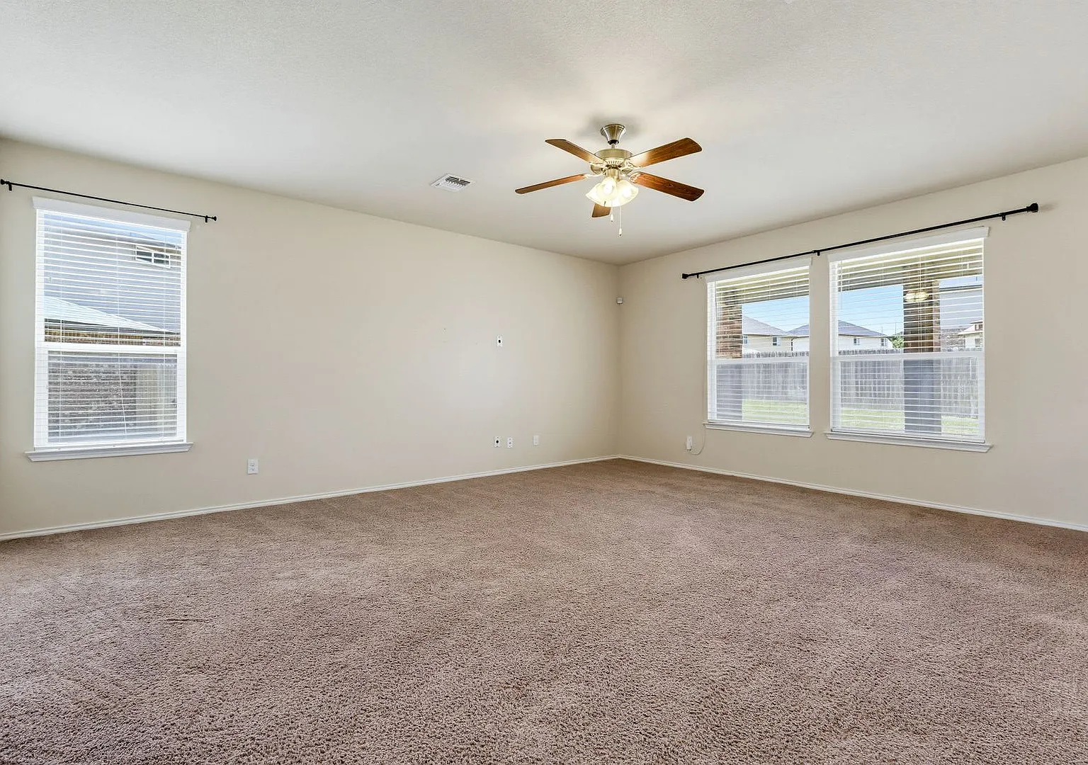 4 bedroom home located in Yowell Ranch with Rent Special — Photo 2