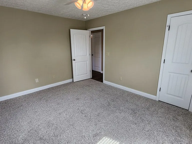 2702 N Railroad St — Photo 6