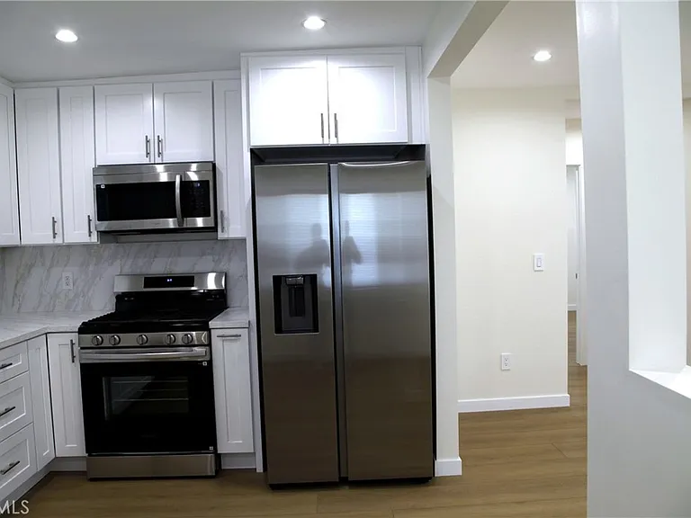 2251 N Catalina St — Photo 8