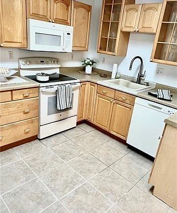 3rd image of 3561 W Loyola Dr