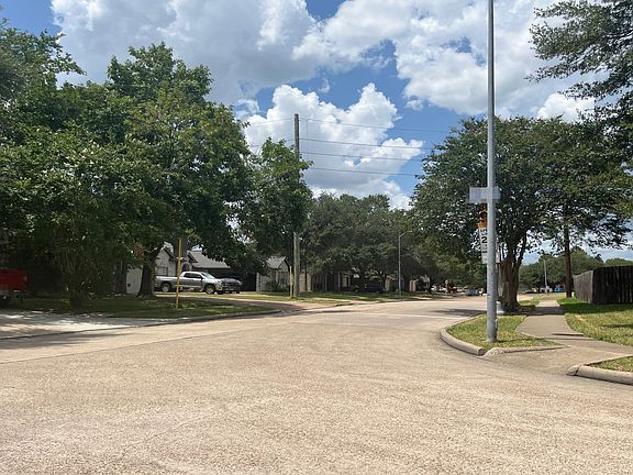 4th image of 18615 Singing Woods Dr