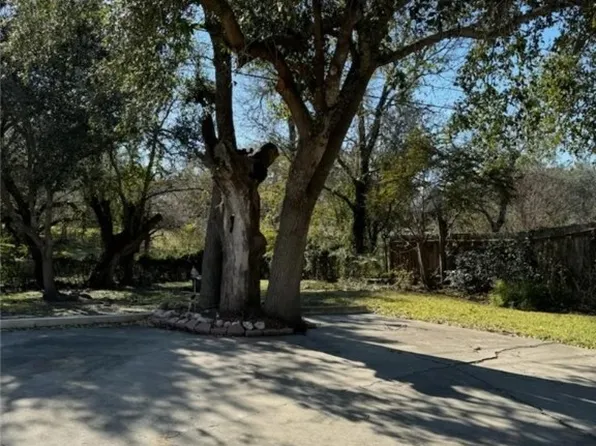 727 Brookhollow Dr, Port Lavaca, TX 77979