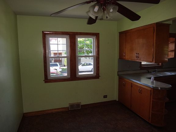 4th image of 2401 S Lombard Ave