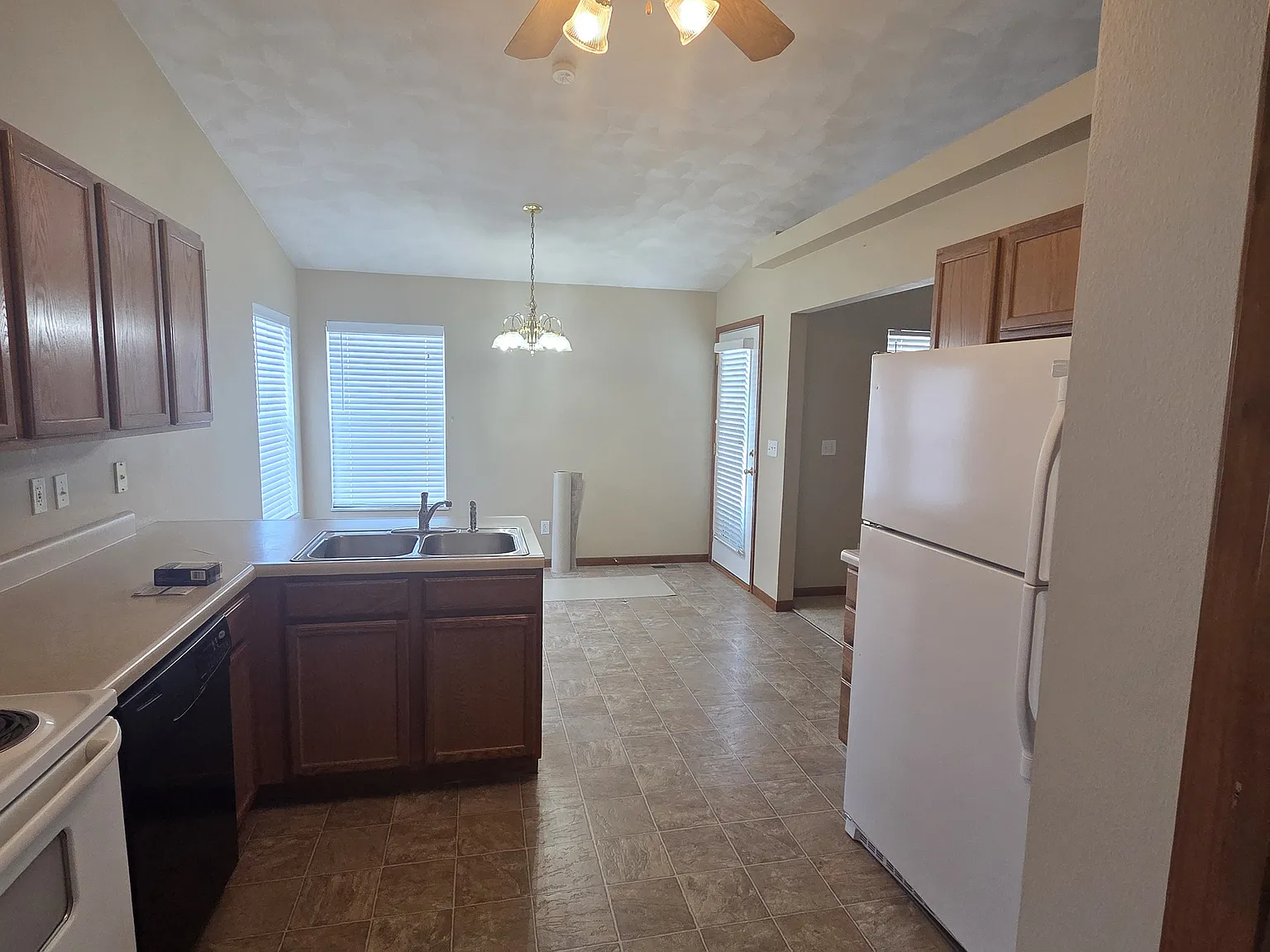 3 bed, $2,100 — Photo 4