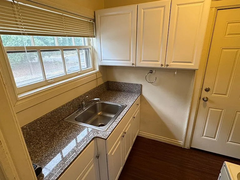 Avondale Apartments — Photo 73