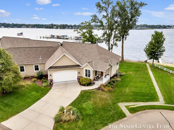 16200 Shoreview Dr, Spring Lake, MI 49456