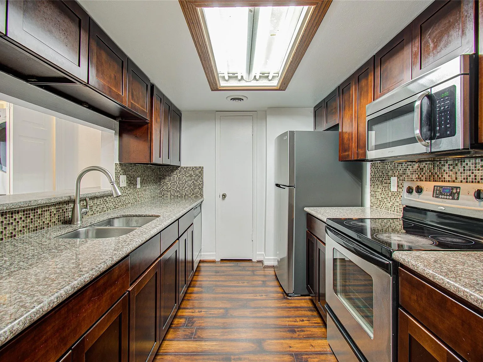 2 bed, 2.0 bath, 1052 sqft, $1,900 — Photo 4