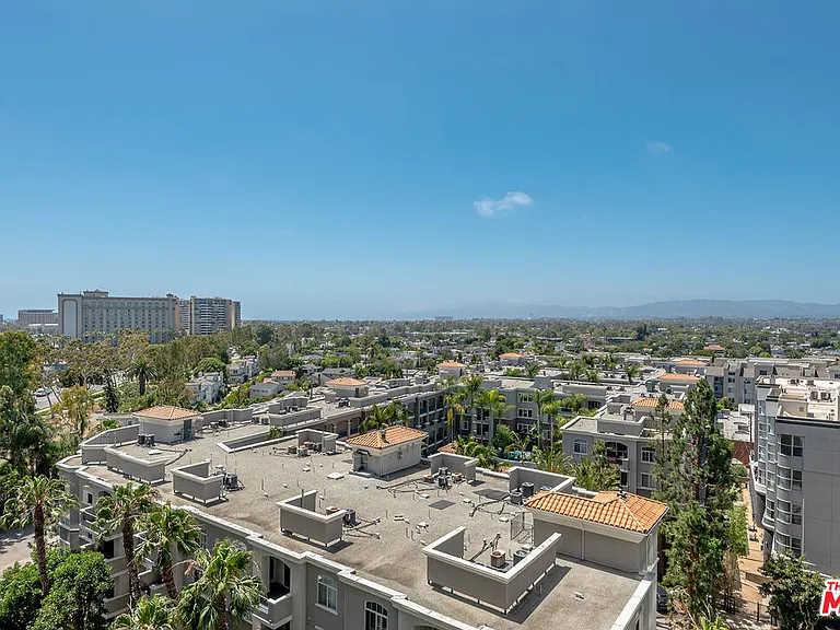 13700 Marina Pointe Dr #910 — Photo 22