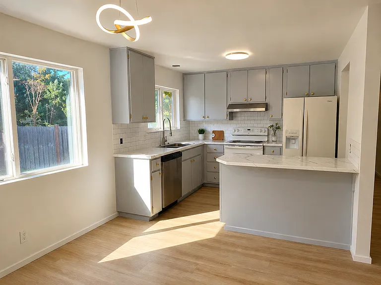 1008 Anacortes Ave NE — Photo 2