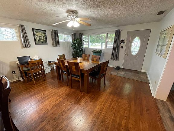 3rd image of 820 W F St
