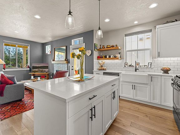 5th image of 1112 N Wildflower Ln