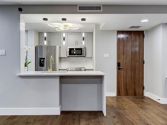 3rd image of 5001 Woodway Dr Unit 106
