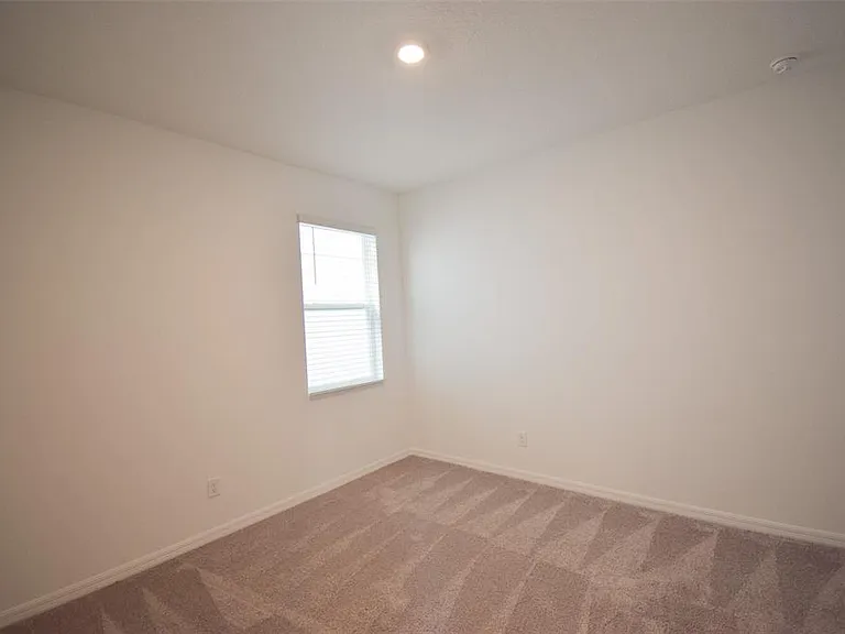 2370 Lancashire St — Photo 30