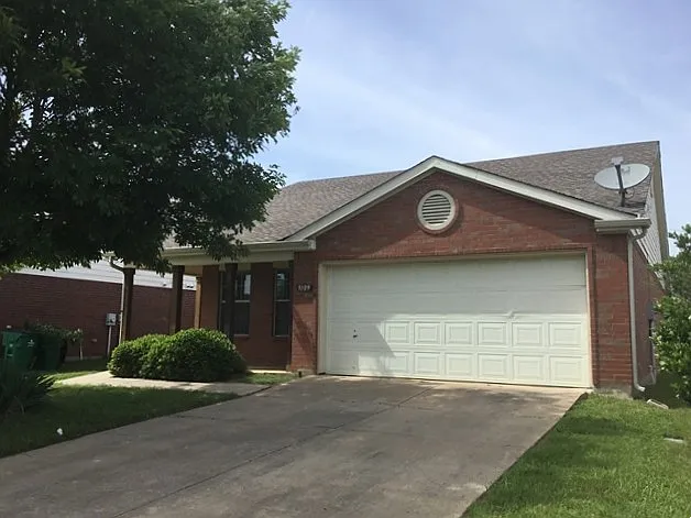 3 bed, 2.0 bath, 1378 sqft, $2,095 — Photo 1