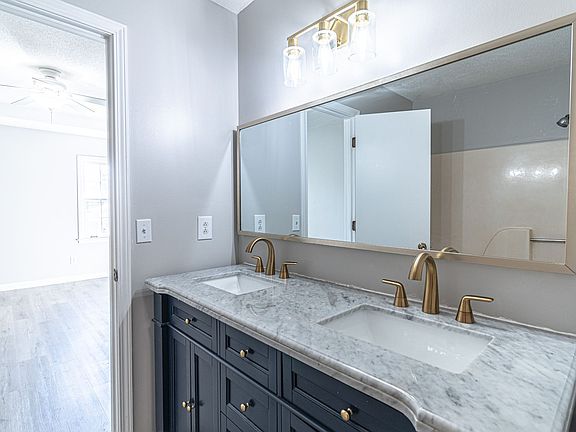 4th image of 815 Iris Ln
