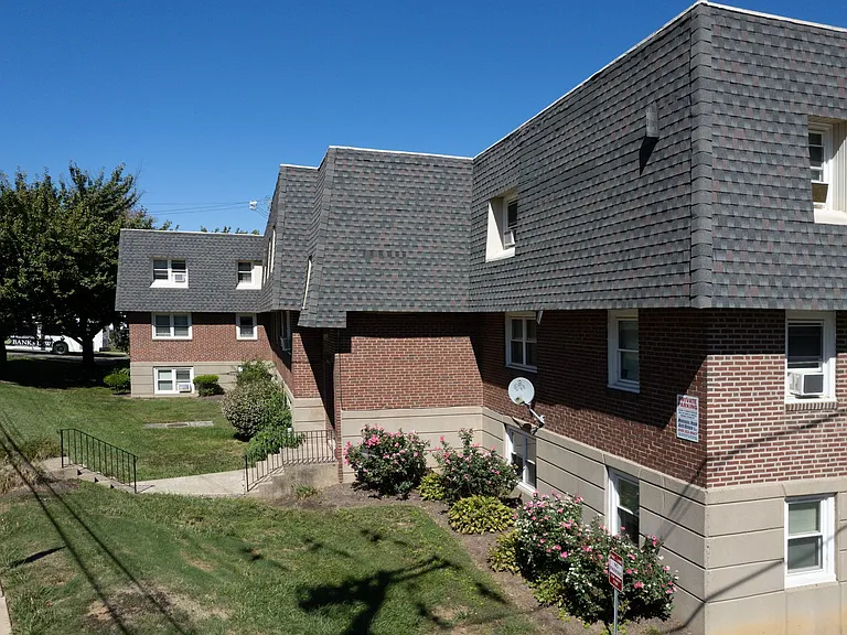 Penzel Manor Apartments — Photo 2