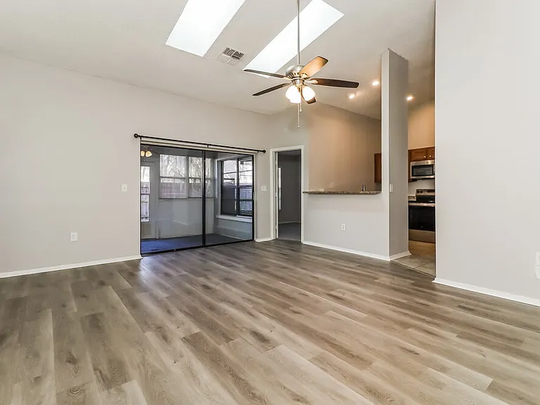 10935 Livingston Dr — Photo 4