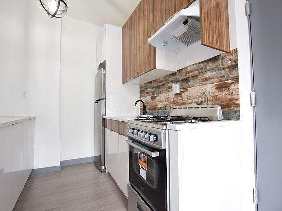 3rd image of 2555 Church Ave APT 3R