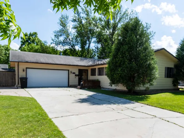 3615 11th Ave N, Grand Forks, ND 58203