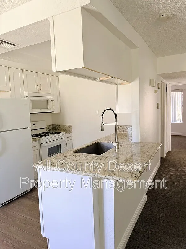 2 bed, 1.0 bath, 704 sqft, $1,950 — Photo 4