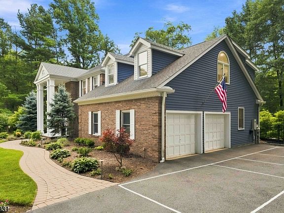 3rd image of 700 Oak Ln