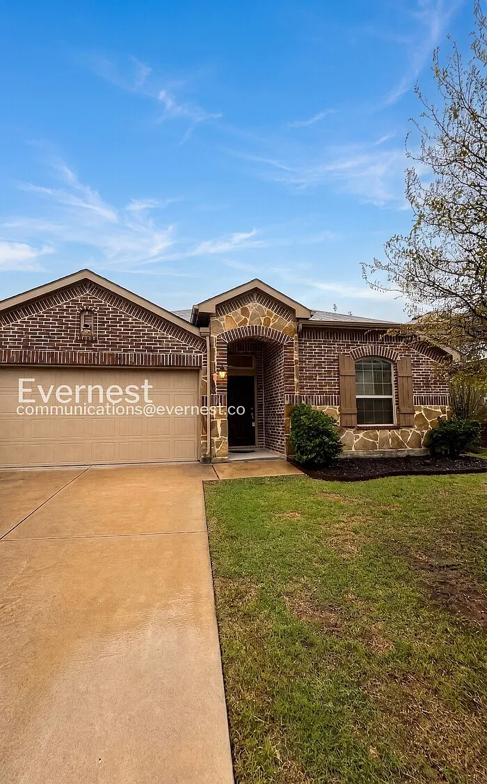 4 bed, 2.0 bath, 2003 sqft, $2,145 — Photo 1