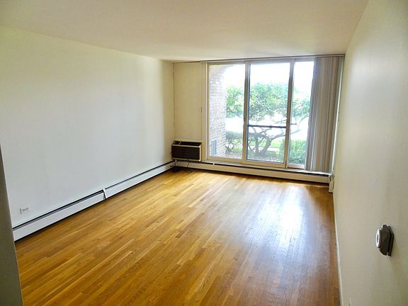 2nd image of 5435 N Artesian Ave APT 2W