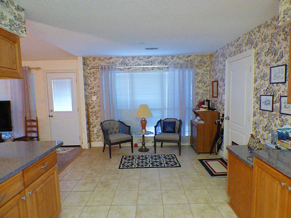 5th image of 22365 Hemlock Dr