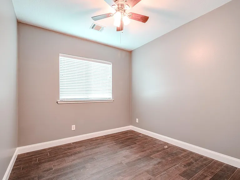 8515 Holly Spring Ln — Photo 24
