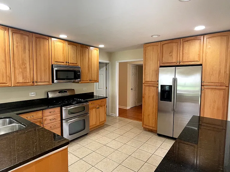 2S525 Lloyd Ave — Photo 15