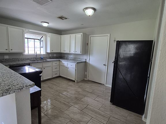4th image of 1004 Earley St