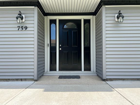 3rd image of 759 Chatsworth Dr
