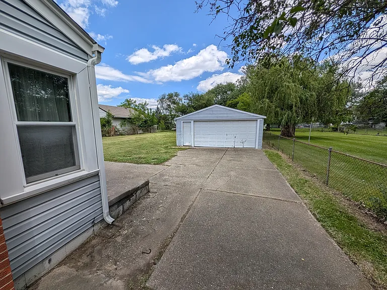 24894 Marigold Ave — Photo 2